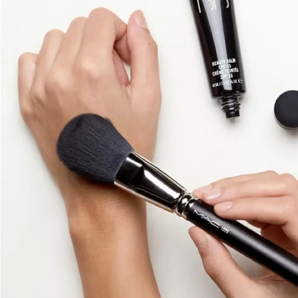 150S Mac Cosmetics Synthetic Large Powder Brush Brand New in Package Authentic